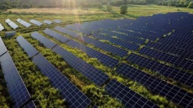 Güneşli bir günde Green Field 'daki Güneş Enerjisi İstasyonu' nun Aerial Top görüntüsü. İnsansız hava aracı Güneş Çiftliği üzerinde uçuyor. Bir sürü Güneş Paneli Güç Üretimi için sırada bekliyor. Yenilenebilir yeşil enerji