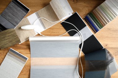 Kumaş perdeleri için kumaş seçimi için katalog şeklinde farklı doku ve renk örnekleri. Gece gündüz kör örnekleri.