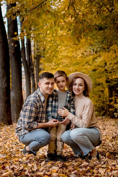 Portrét Šťastné Mladé Rodiny Pozadí Podzimního Parku Mami Táta Syn — Stock fotografie