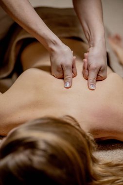 Masör spa salonunda erkek vücuduna masaj yapıyor. Güzellik tedavi konsepti