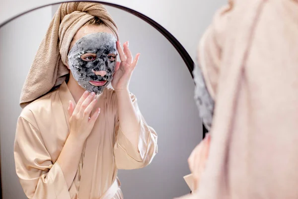 차려입은 여성은 얼굴을 깨끗이 수분을 마스크를 화장품 — 스톡 사진