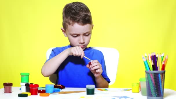 Little Preschooler Boy Sitting Table Drawing Watercolor Paints Sheet Paper — Vídeo de stock