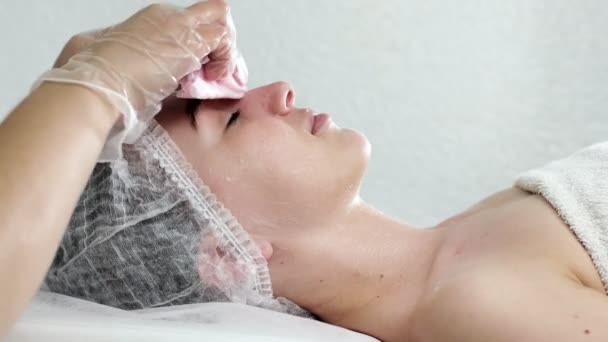 Cosmetic Procedure Face Young Woman Hands Female Cosmetologist Wipe Face — 비디오