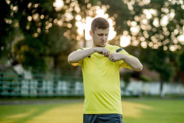 Futbol hakemi, futbol stadyumundaki cep sarısı ya da kırmızı kartından çıkar..