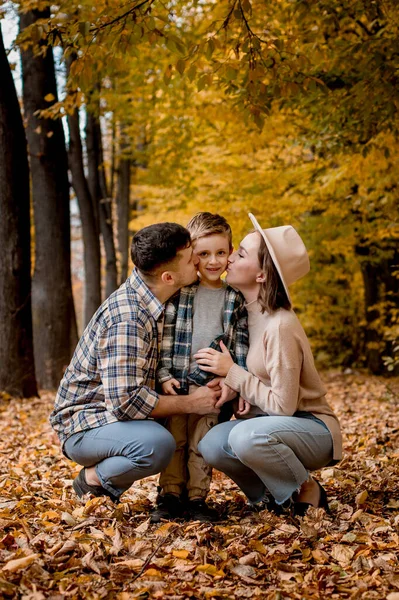 Retrato Familia Joven Feliz Fondo Del Parque Otoño Mamá Papá —  Fotos de Stock