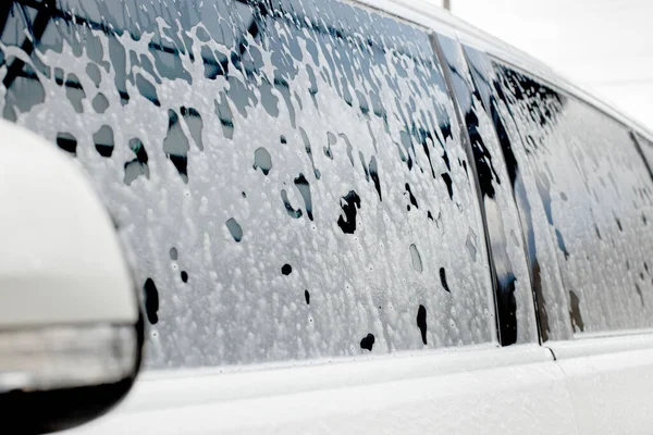 Lustra Myjące Białym Samochodzie Aktywną Pianką Myjnia Samochodowa — Zdjęcie stockowe