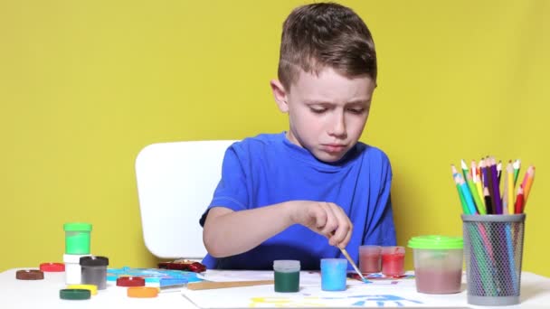 Little Preschooler Boy Sitting Table Drawing Watercolor Paints Sheet Paper — Vídeos de Stock