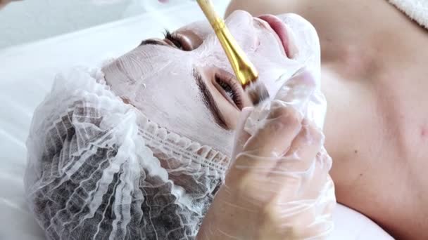 Beautician Applies Mask Skin Woman Face Therapeutic Purposes Rejuvenation Acne — Stock Video