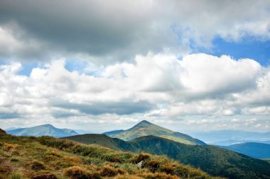 Mavi gökyüzü ve dağ manzarası. Sahne sabahın erken saatleri. Dağ doğal manzarası.