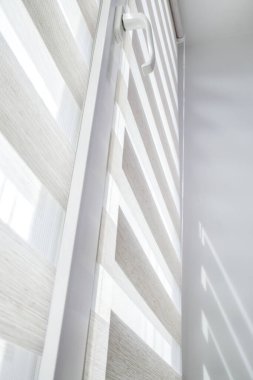 Pencere ikilisi gece gündüz çalışıyor. Kapatın perdeleri.