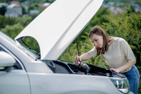 Жінка Витягує Зонд Двигун Автомобіля Щоб Перевірити Рівень Нафти Жінка — стокове фото