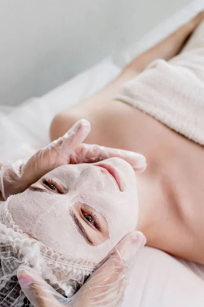 Woman Moisturizing Wrinkle Mask Woman Lying Resting Beauty Salon Spa —  Fotos de Stock