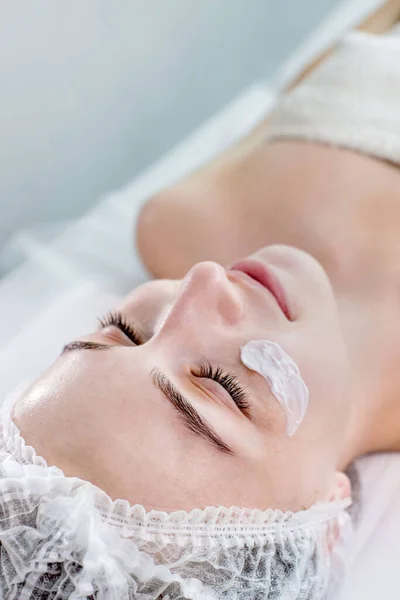 Beautician Applied Drop Cream Young Woman Face Skin Care Moisturization — Fotografia de Stock