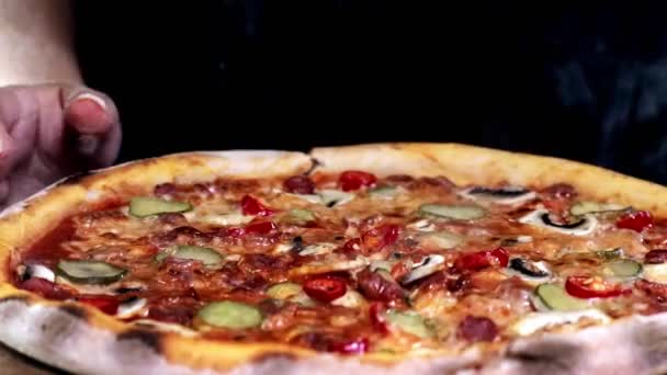 Свіжоспечена Апетитна Піца Нарізана Скибочками Різаком Піци Ніж Піци — стокове відео