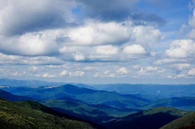 Mavi gökyüzü ve dağ manzarası. Sahne sabahın erken saatleri. Dağ doğal manzarası.