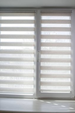 Pencere ikilisi gece gündüz çalışıyor. Kapatın perdeleri.