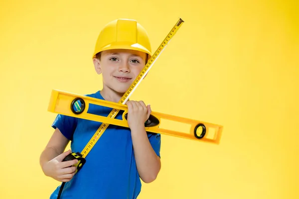 Preescolar Tiene Nivel Construcción Sus Manos Sueña Con Convertirse Constructor — Foto de Stock
