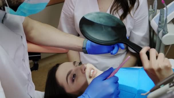 Woman Sits Dentists Office Looks Mirror Dental Assistants Oral Hygiene — Vídeo de stock