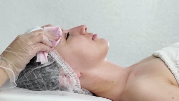 Procedimento Cosmético Rosto Uma Jovem Mãos Uma Cosmetologista Feminina Limpam — Vídeo de Stock