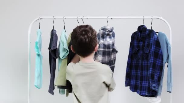Garçon Préscolaire Debout Près Des Cintres Porte Des Vêtements Choisit — Video