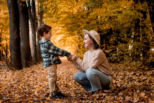 Matka Syn Chodí Ven Slunečného Podzimního Dne Rodina Oblečená Podzimním — Stock fotografie