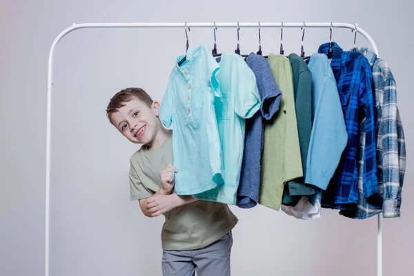 Anaokulu Çocuğu Askıların Yanında Duruyor Elbiselerini Diziyor Bugün Için Kıyafet — Stok fotoğraf