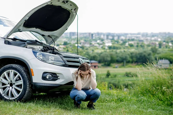 Молода Жінка Відкриває Капот Розбитого Автомобіля Має Проблеми Своїм Автомобілем — стокове фото