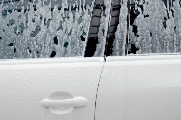 Lavagem Espelhos Carro Branco Com Espuma Ativa Lavagem Carro — Fotografia de Stock