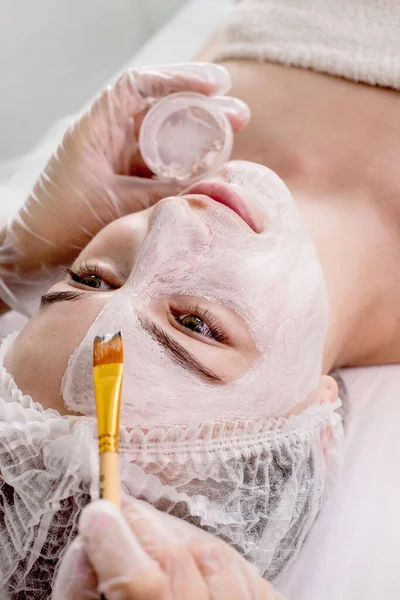 Beautician Applies Mask Skin Woman Face Therapeutic Purposes Rejuvenation Acne — Stock fotografie