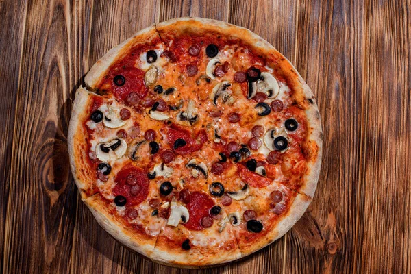 Tomato Based Pizza Mozzarella Cheese Hunting Sausages Salami Olives Mushroom — Foto de Stock