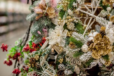 Dükkanda sergilenen güzel Noel çelengi