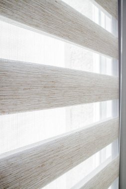 Pencere ikilisi gece gündüz çalışıyor. Kapatın perdeleri.