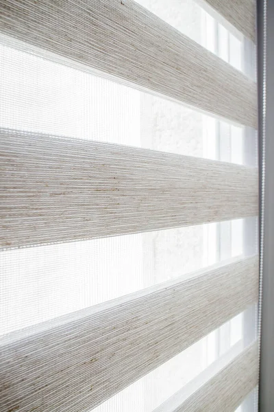 Pencere ikilisi gece gündüz çalışıyor. Kapatın perdeleri.