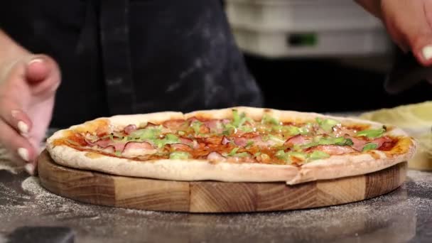 Freshly Baked Appetizing Pizza Mozzarella Cheese Ham Leeks Tomato Base — Stok video