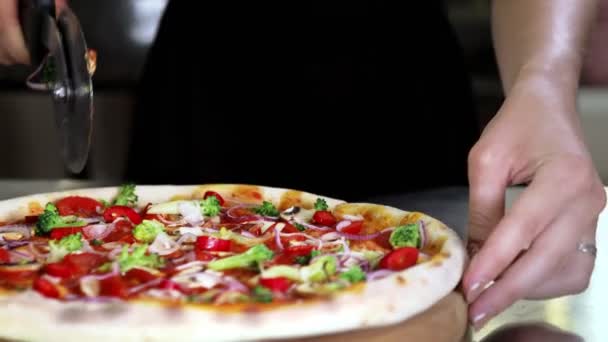 Свіжоспечена Апетитна Піца Вишневими Помідорами Грибами Брокколі Червоною Цибулею Томатній — стокове відео