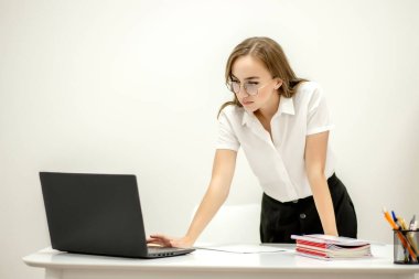 Bilgisayarının arkasında oturan mutlu iş kadınını vurdu ve evden çalışırken cep telefonuyla biriyle konuştu. Merkez Ofis