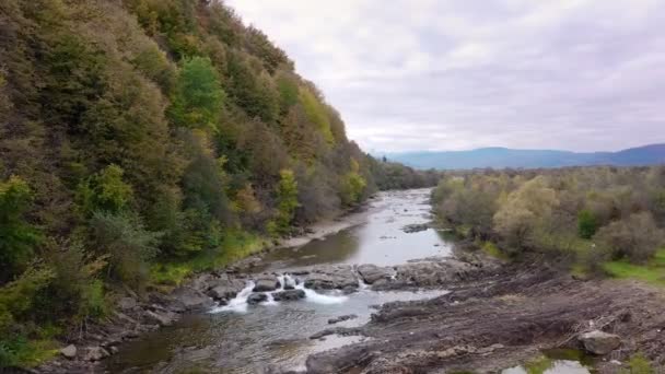 Mountain River Cold Clear Water River Flows Stones Little Waterfall — Stockvideo