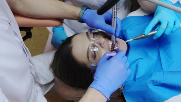 歯医者はコファダムを使って女性の歯を治療する 歯科機器 — ストック動画