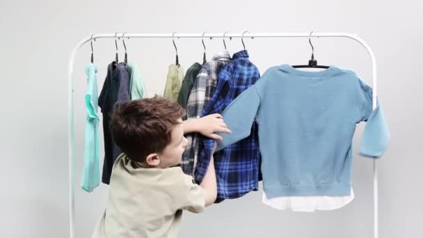 Boy Preschooler Standing Hangers Racks Clothes Chooses Clothes Fboy Preschooler — Vídeo de Stock