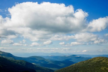 Mavi gökyüzü ve dağ manzarası. Sahne sabahın erken saatleri. Dağ doğal manzarası.