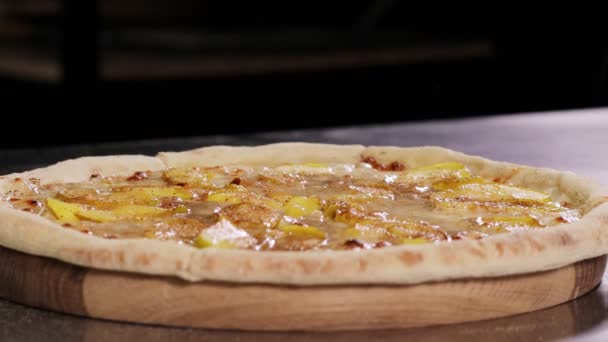 Adding Melted Chocolate Sweet Pizza Creamy Base Apples Cinnamon Mozzarella — Wideo stockowe
