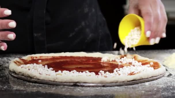 Шеф Повар Посыпает Пиццу Сыром Моцарелла Кухне Пиццерии Пицца Заказ — стоковое видео