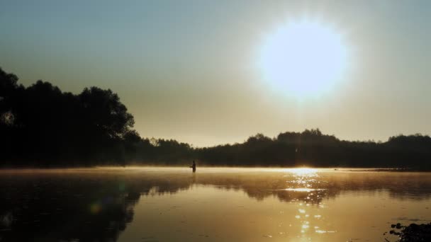 Silhouette Fisherman River Foggy Summer Morning Dawn Beautiful Landscape River — Vídeo de Stock