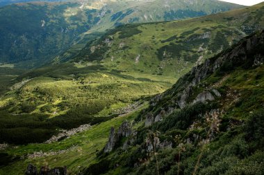 Mavi gökyüzü ve dağ manzarası. Sahne sabahın erken saatleri. Dağ doğal manzarası.