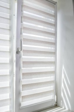 Pencere ikilisi gece gündüz çalışıyor. Kapatın perdeleri.