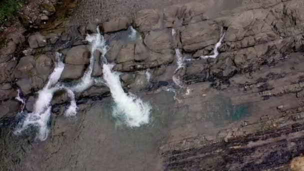 Вид Воздуха Горную Реку Холодной Чистой Водой Река Течет Камням — стоковое видео