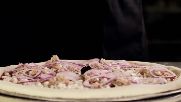 Spreading Olives Raw Pizza Tomato Sauce Tuna Mozzarella Cheese Onions — Vídeo de Stock