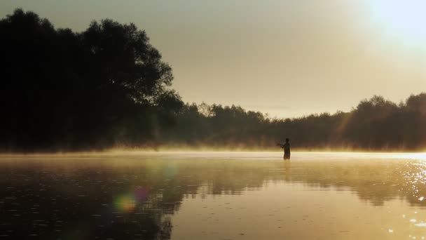 Silhouette Fisherman River Foggy Summer Morning Dawn Beautiful Landscape River — Vídeos de Stock