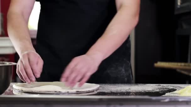Pizzaiolo Τοποθετεί Σχηματισμένη Ζύμη Πίτσας Ένα Δίσκο Μαγειρεύοντας Πίτσα Πιτσαρία — Αρχείο Βίντεο