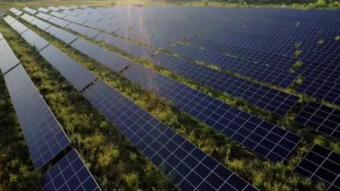 Güneşli bir günde Green Field 'daki Güneş Enerjisi İstasyonu' nun Aerial Top görüntüsü. İnsansız hava aracı Güneş Çiftliği üzerinde uçuyor. Bir sürü Güneş Paneli Güç Üretimi için sırada bekliyor. Yenilenebilir yeşil enerji